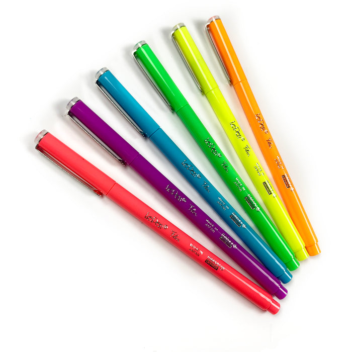 Le pen flex fluorescent colors with cap on and with fluorescent pink, fluorescent violet, fluorescent blue, fluorescent green, fluorescent yellow and fluorescent orange.